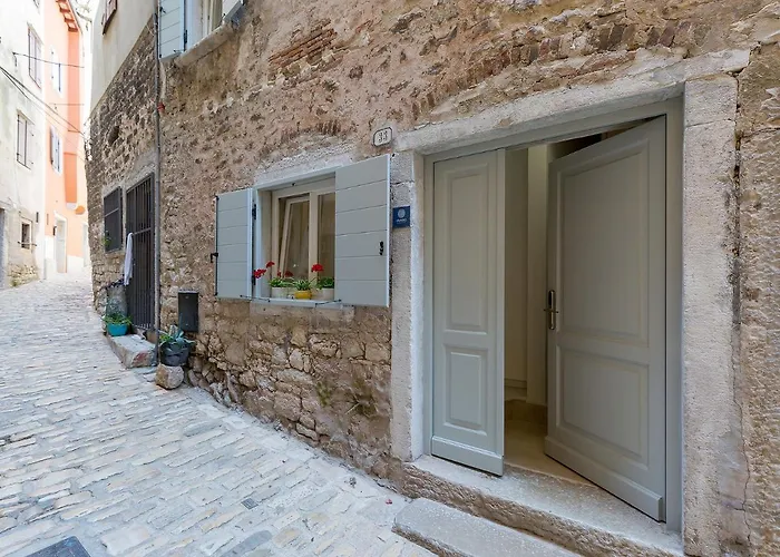 Cozy Montalbano Studios By Irundo