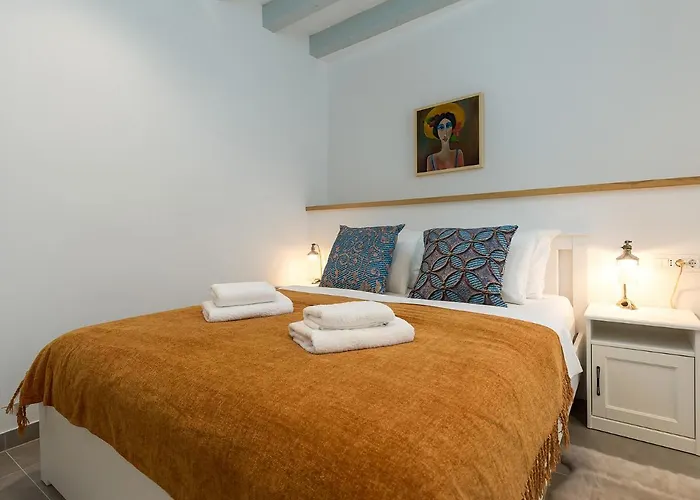 Cozy Montalbano Studios By Irundo
